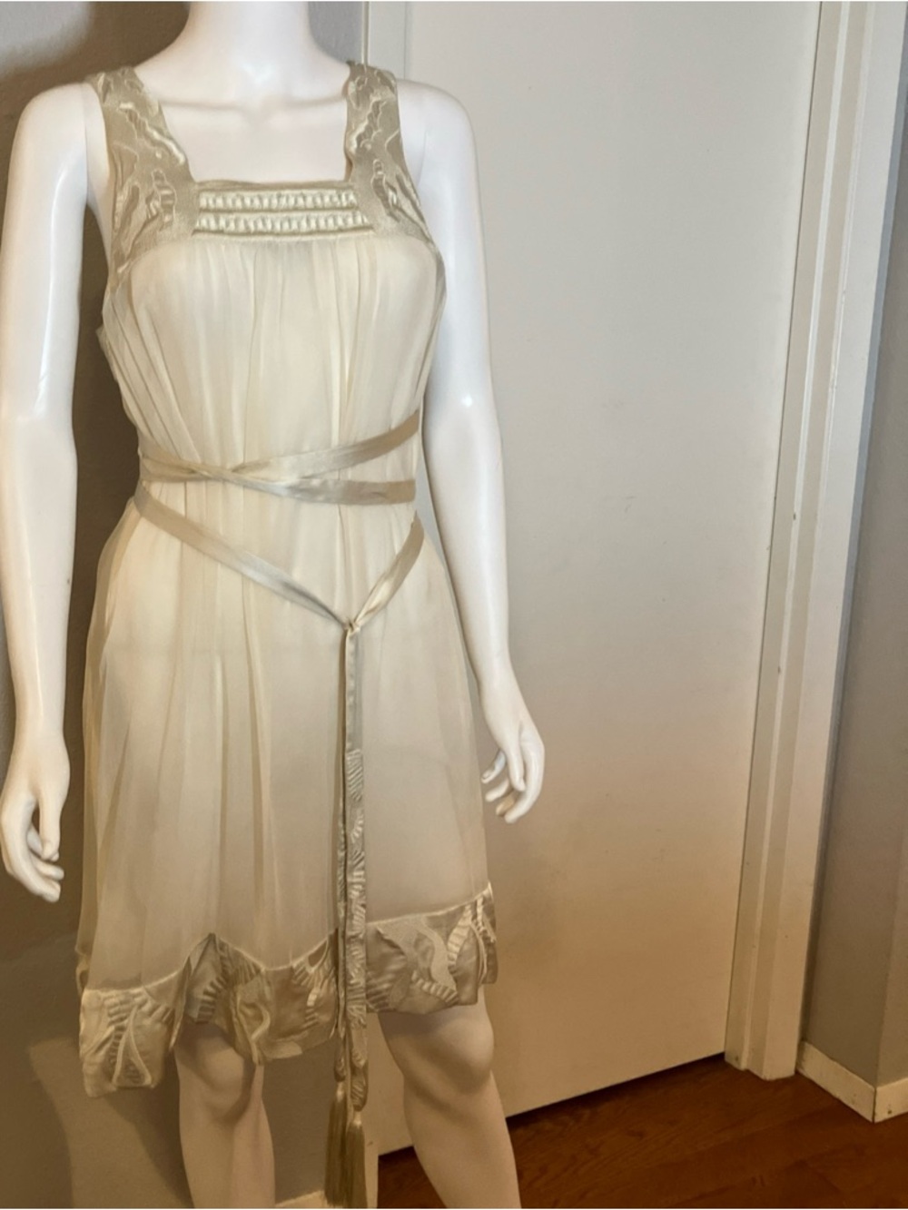 Cream silk dress size 4 Mint by Jodi